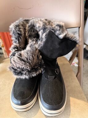 Universal Thread Black Winter Faux Fur Ankle Boots.  Missing one shoe lace.